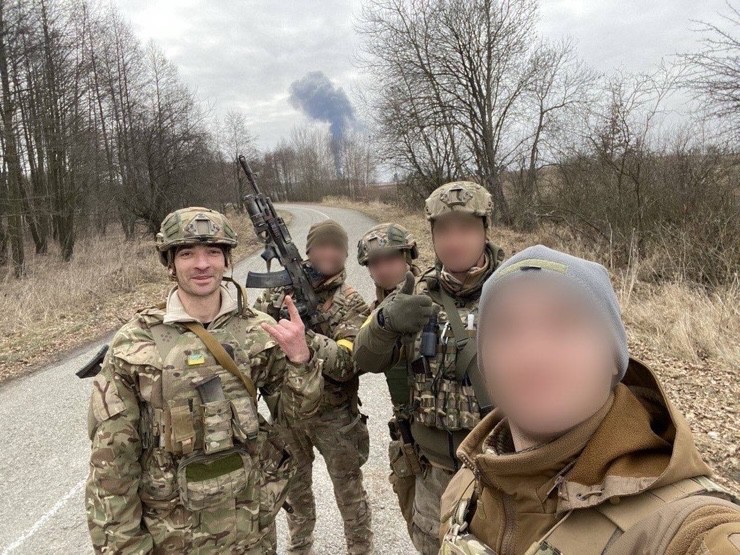 Đại tá Ukraine Serhii Zakharevych (ngoài cùng bên trái) thiệt mạng trong cuộc tập kích của Nga vào ngày 1/7. Ảnh: Kyiv Independent.