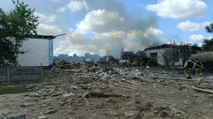 Hiện trường cuộc tập kích bằng tên lửa Iskander-M của Nga ở làng làng Huliaipole, vùng Dnipropetrovsk. Ảnh: Ukrainska Pravda.