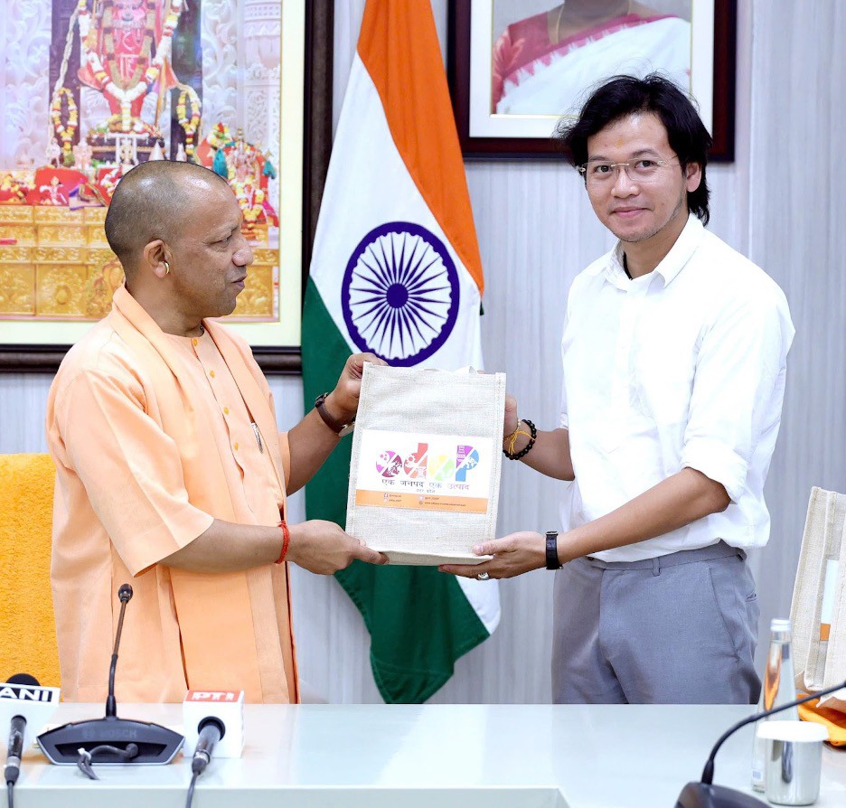 Nhân dịp diện kiến Ngài Yogi Adityanath - Thủ hiến bang Uttar Pradesh, tác giả đã kính tặng ông tác phẩm của mình