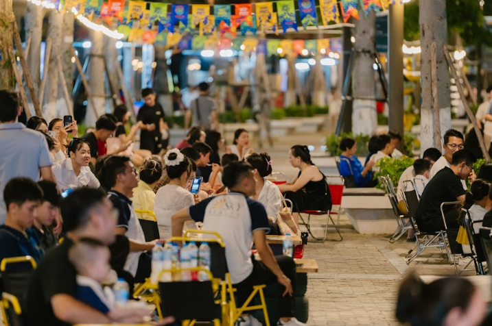 Biển người đổ về Vịnh Pháo hoa Hạ Long xem bắn pháo hoa cuối tuần - 6