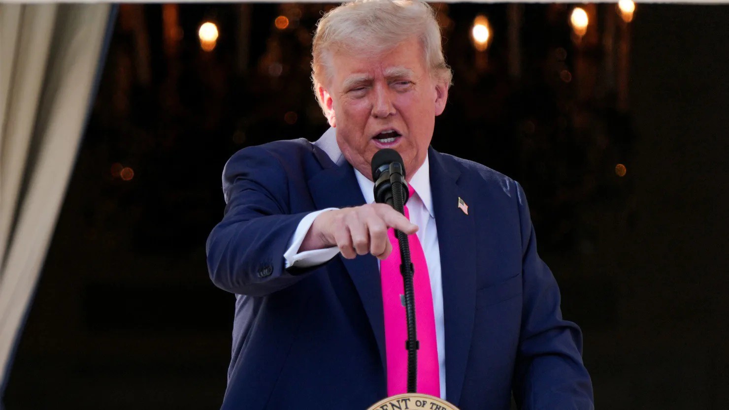 Ông Trump ký thư áp thuế gửi 12 quốc gia, sẽ được gửi đi vào thứ Hai - 1