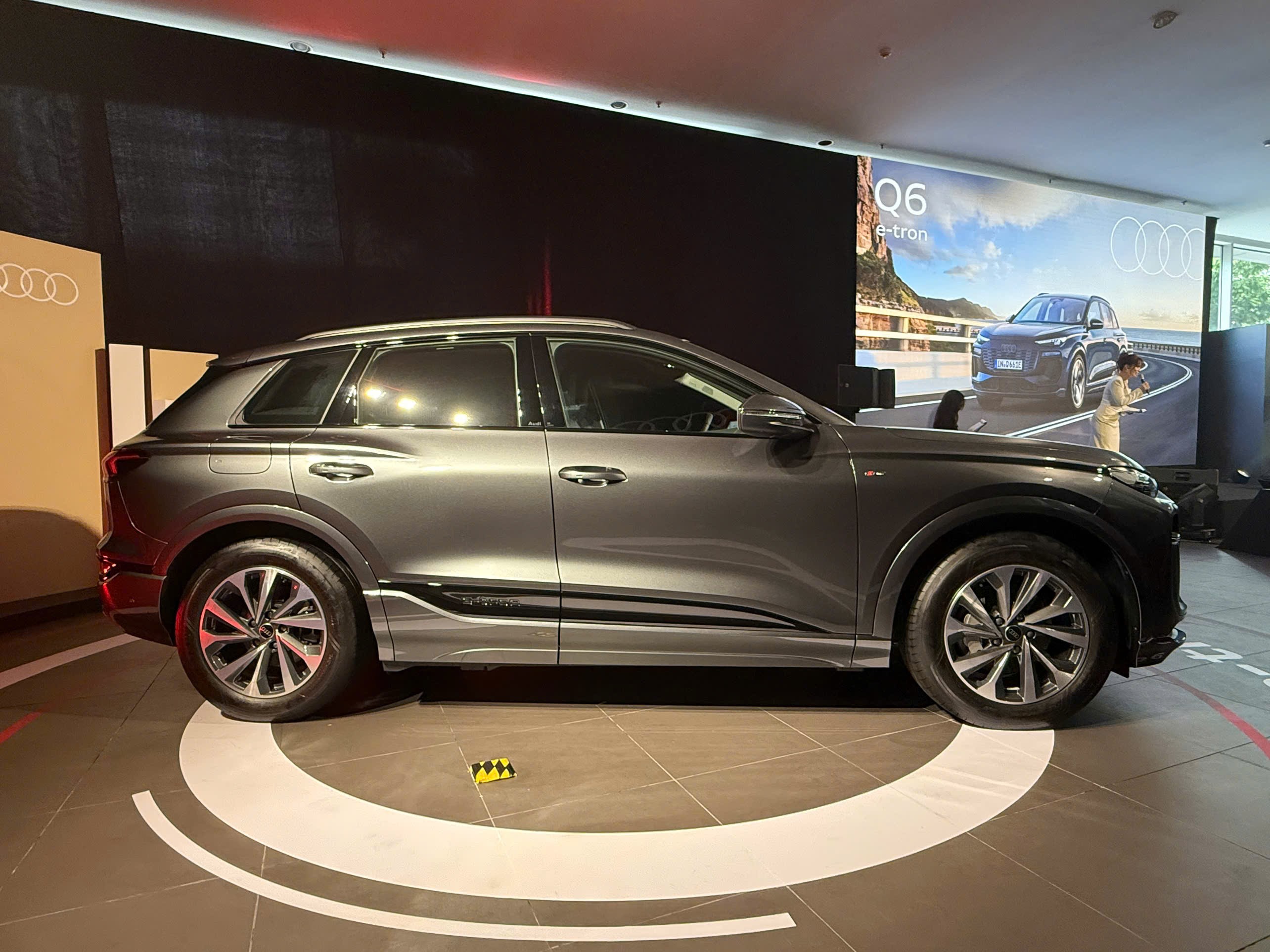Audi Q6 e-tron ra mắt thị trường Việt Nam, giá bán từ 3,199 tỷ đồng - 4
