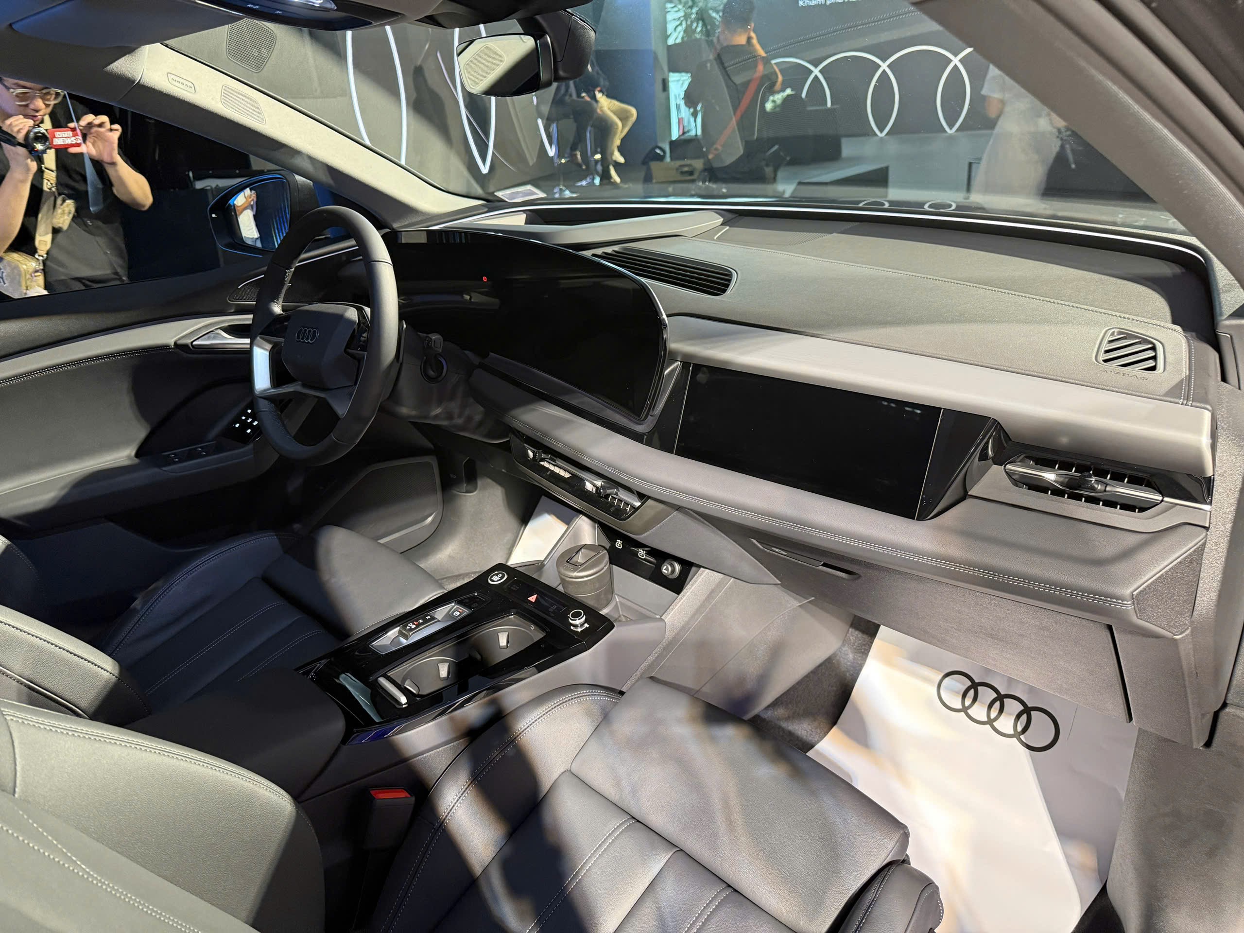 Audi Q6 e-tron ra mắt thị trường Việt Nam, giá bán từ 3,199 tỷ đồng - 9