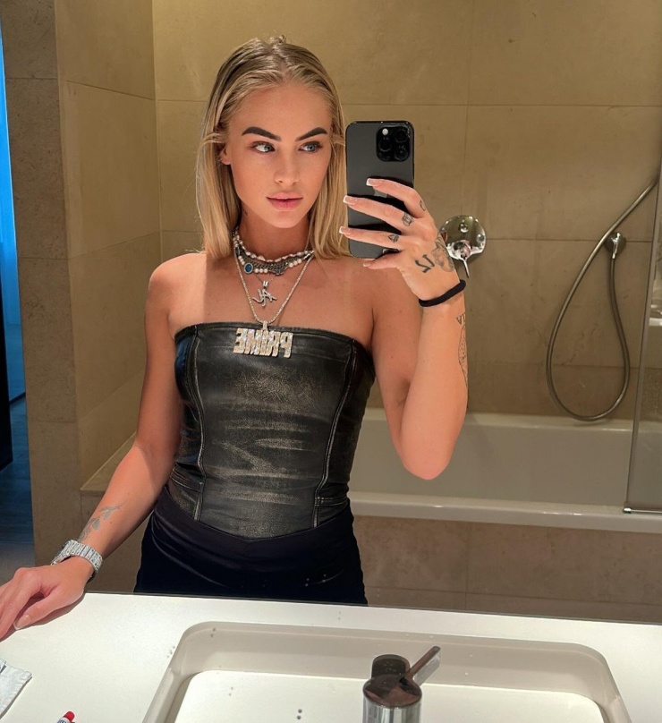 Trang Instagram cá nhân của Lehmann có hàng triệu người theo dõi, nơi cô thường xuyên chia sẻ những khoảnh khắc đời thường, những buổi tập luyện và cả những dự án hợp tác với các nhãn hàng nổi tiếng.