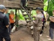 Cậu bé bị mẹ bỏ mặc phải sống với chó, giao tiếp bằng cách sủa