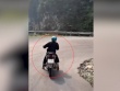 Clip: Thót tim người đi xe máy liều lĩnh dùng chân phanh xe khi đổ đèo