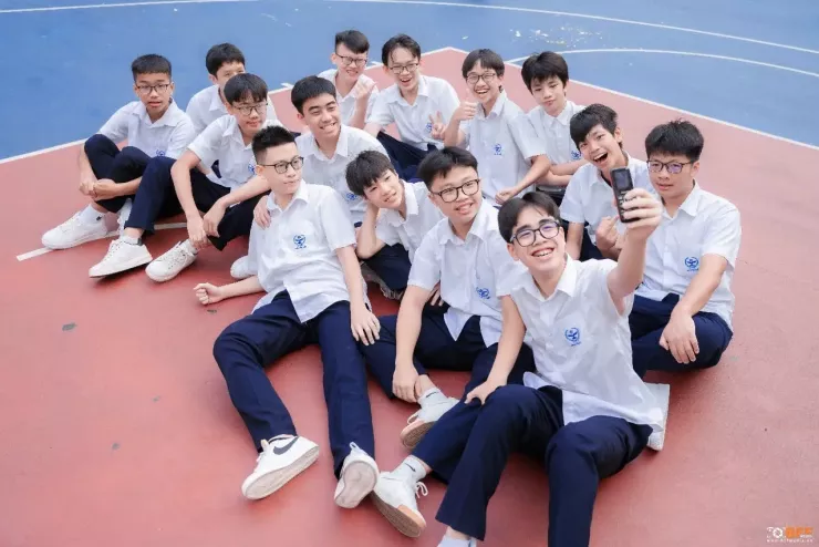 Quang Anh và những khoảnh khắc tinh nghịch bên những người bạn lớp 9A4.