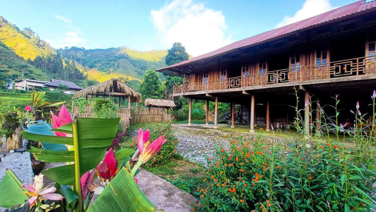 Nhiều nhà sàn truyền thống ở bản Liền được người dân sửa sang thành homestay đón khách. Ảnh: Binh Bản Liền Homestay