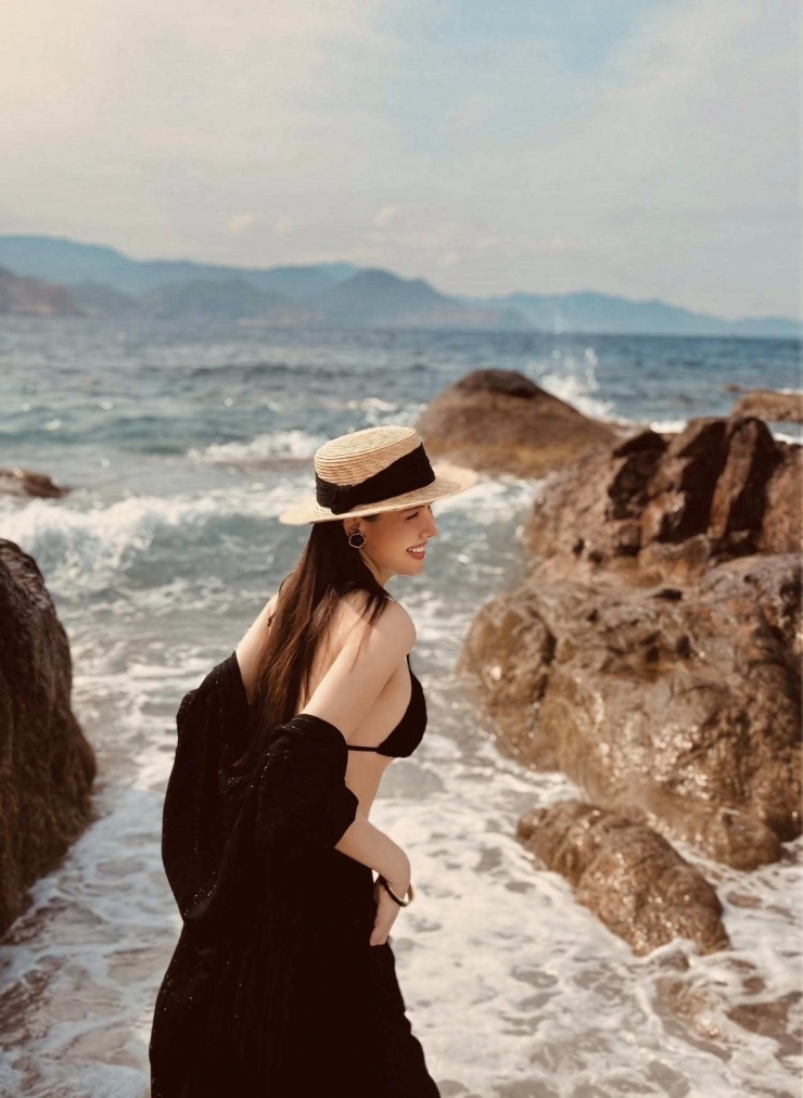 Bà mẹ hai con diện set đồ sexy và hoàn thiện vẻ ngoài bằng mũ cói, vòng tay, hoa tai đẳng cấp.