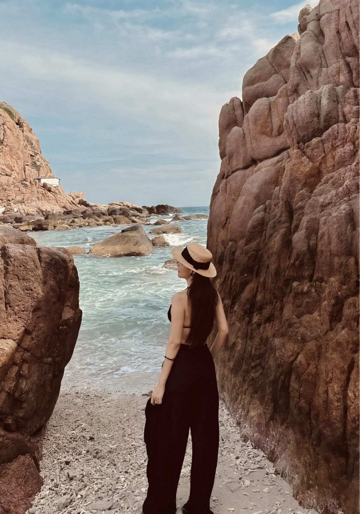 Vốn là "tay chơi" hàng hiệu có tiếng nên set đồ của Phanh Lee được đồn đoán không hề rẻ.
