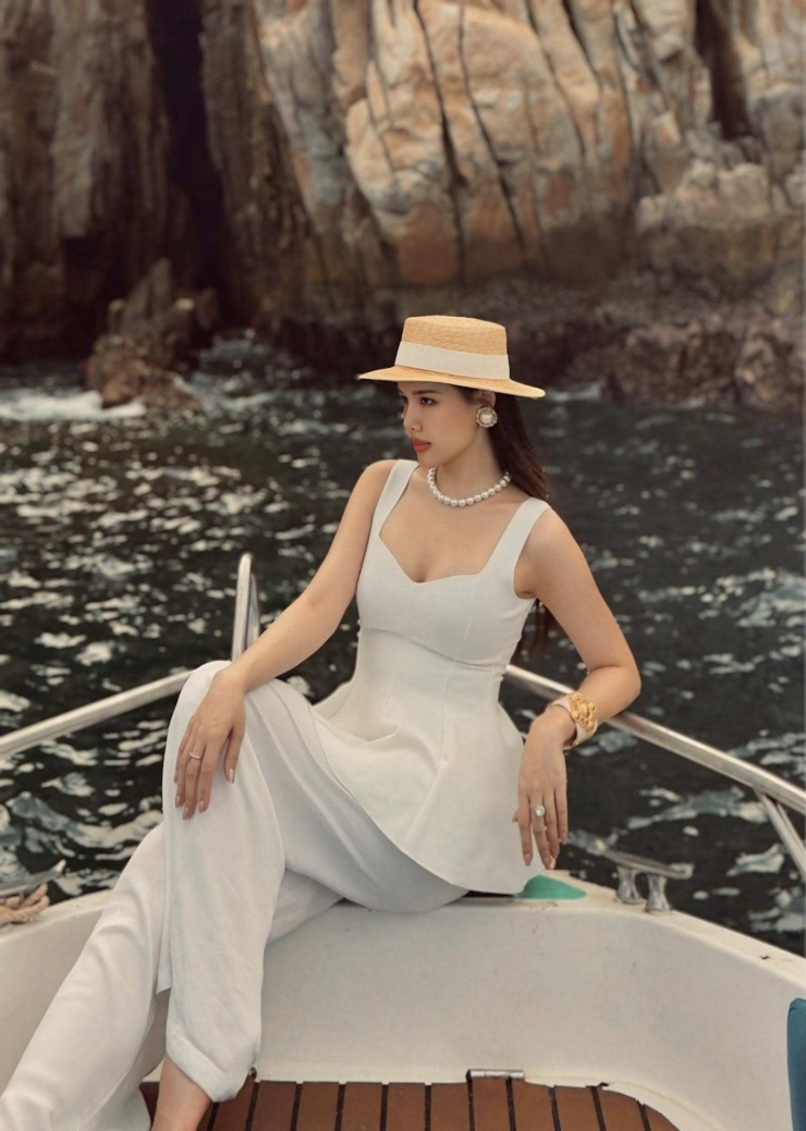 Trong một outfit khác, nữ diễn viên thả dáng trên du thuyền, không cần bikini hay váy áo kiệm vải, bà mẹ hai con vẫn khiến dân tình trầm trồ nhờ phong cách thời trang đậm chất "resort chic” – tối giản mà đầy tinh tế.