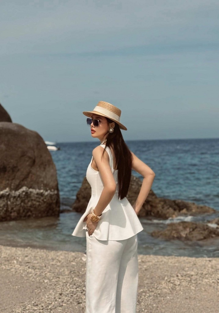 Người đẹp diện bộ trang phục trắng tinh khôi gồm áo peplum ôm sát tôn dáng phối cùng quần ống rộng, tạo nên tổng thể vừa nữ tính, vừa thời thượng. Phom dáng ôm nhẹ phần eo kết hợp chi tiết xòe nhẹ ở hông giúp cô khoe khéo đường cong mà vẫn giữ được sự nền nã, kín đáo.