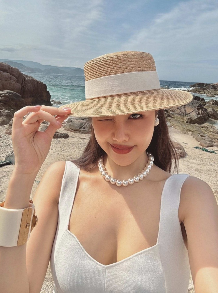 Tổng thể trang phục không chỉ tôn lên nét đẹp thanh tú của Phanh Lee mà còn thể hiện gu thẩm mỹ tinh tế – một phong cách nữ tính, phảng phất vẻ đẹp cổ điển nhưng vẫn hòa nhịp với nhịp sống hiện đại.