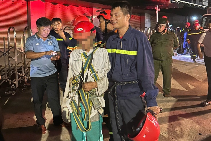 Lực lượng cảnh sát đã giải cứu thành công ông T. ở độ cao 15m xuống mặt đất an toàn. Ảnh: N.H