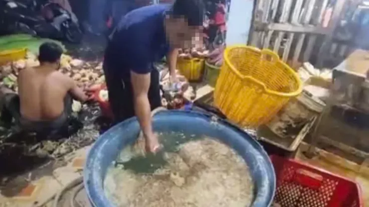 Nhân viên cơ sở sơ chế hoa chuối thực hành lại quá trình pha hóa chất, chất tẩy trắng vào nước ngâm hoa chuối. Ảnh: CA