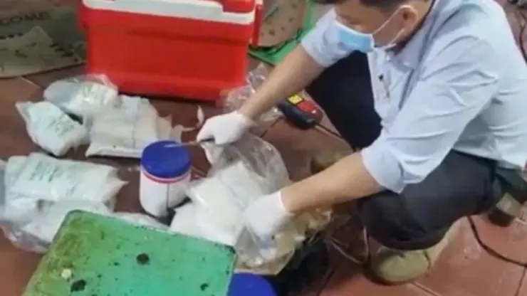 Cơ quan chức năng thu giữ hóa chất tại cơ sở sơ chế hoa chuối. Ảnh: CA