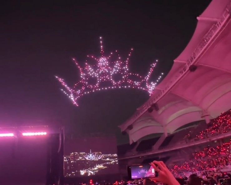 Bốn cô gái Jisoo, Jennie, Lisa và Rosé mở đầu tour thế giới Deadline bằng đêm diễn tại Goyang, Gyeonggi-do tối 5/7. Ban tổ chức bố trí màn diễn drone, ghi những dấu ấn quan trọng trong sự nghiệp của Blackpink, từ lúc thành lập nhóm ngày 8/8/2016 đến nay.