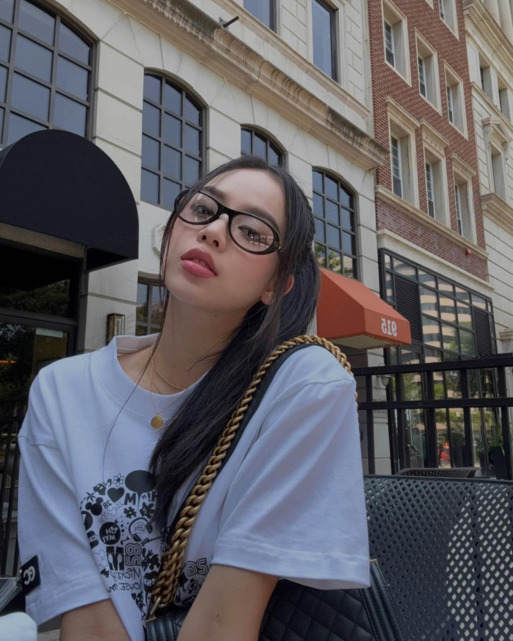 Chanel Boy cũng là chiếc túi xách đắt nhất mà Thanh Thủy từng sử dụng. Thiết kế có phần dây xích to bản hiện đại, phù hợp với phong cách năng động, đậm chất Gen Z của nàng hậu.