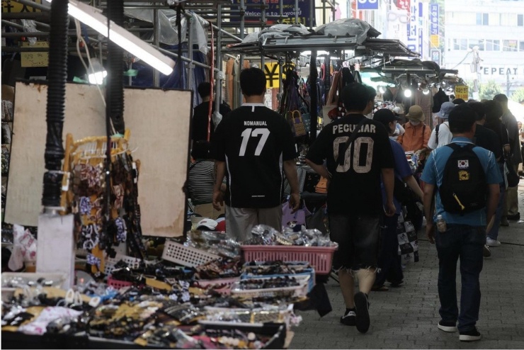 Người dân Hàn Quốc đi mua sắm. Ảnh: Yonhap