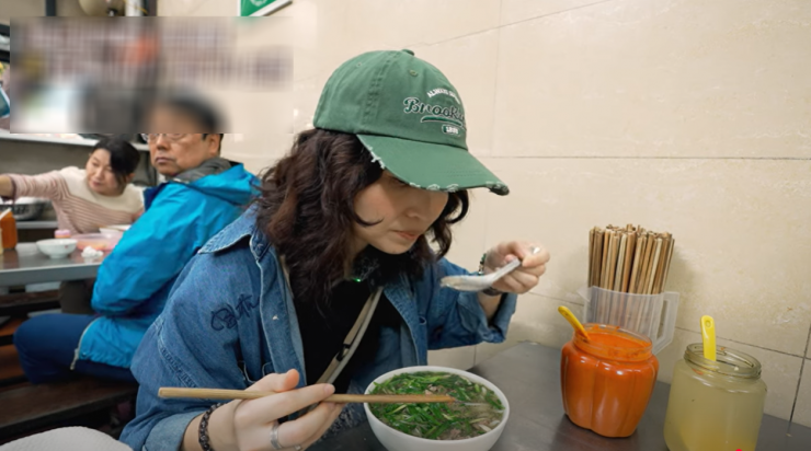 Thiên Huệ thưởng thức món phở bò