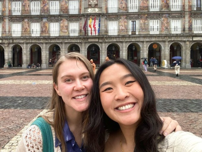 Megan và Christina (phải) trong một chuyến du lịch hè. Ảnh: Christina Fang