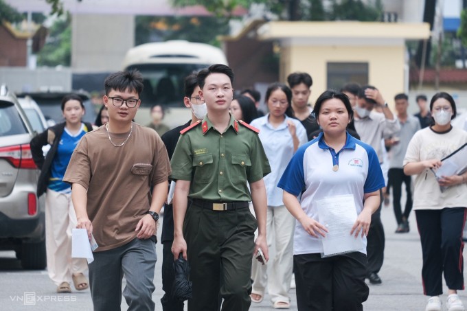 Thí sinh đi làm thủ tục dự thi chiều 5/7. Ảnh: Dương Tâm