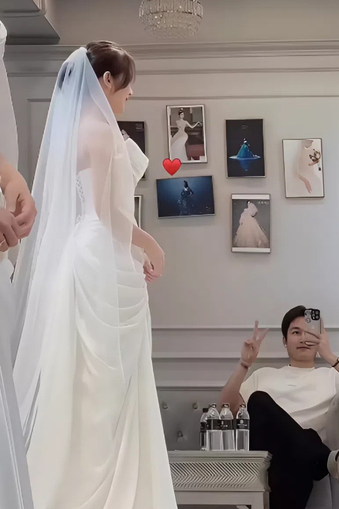 Đình Tú khoe khoảnh khắc đắm đuối nhìn bà xã Ngọc Huyền thử váy cưới để chuẩn bị cho ngày trọng đại. Cặp diễn viên hiện chưa tiết lộ thời điểm diễn ra hôn lễ mà chỉ thông báo với một số đồng nghiệp thân thiết rằng: "Chuẩn bị tinh thần ăn cỗ vào cuối năm". Họ đã hoàn thành thủ tục kết hôn hồi tháng 6.