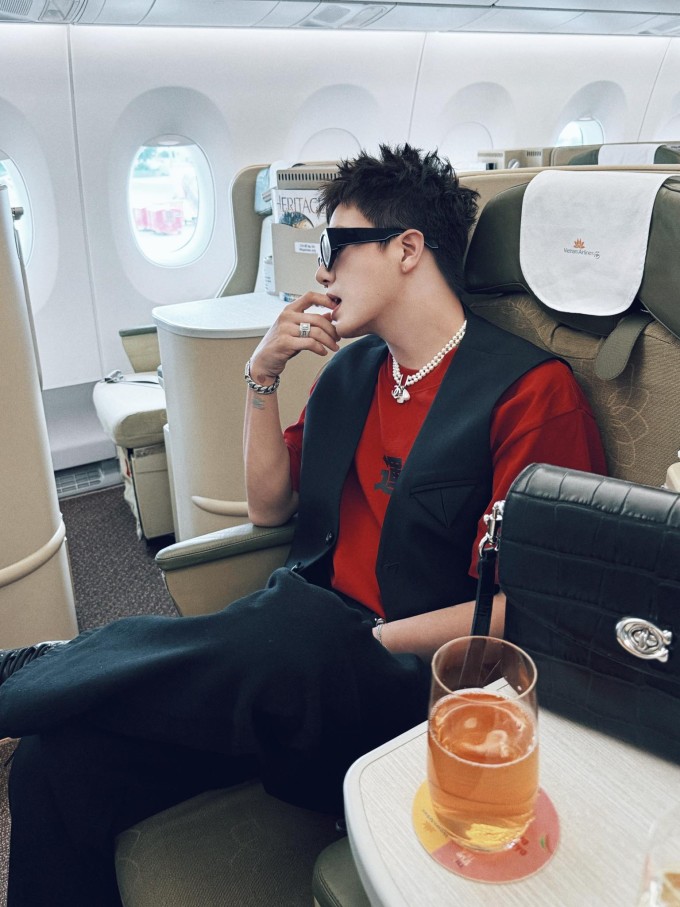 Duy Khánh khiến hàng nghìn khán giả thả "haha" khi tự nhận mình là Mr.Chordesoy sau khi gây cười ở chương trình "Gia đình Haha" vì không biết "chõ đồ xôi" là gì và gọi nhầm thành "chordesoy", khiến mọi người ngơ ngác.