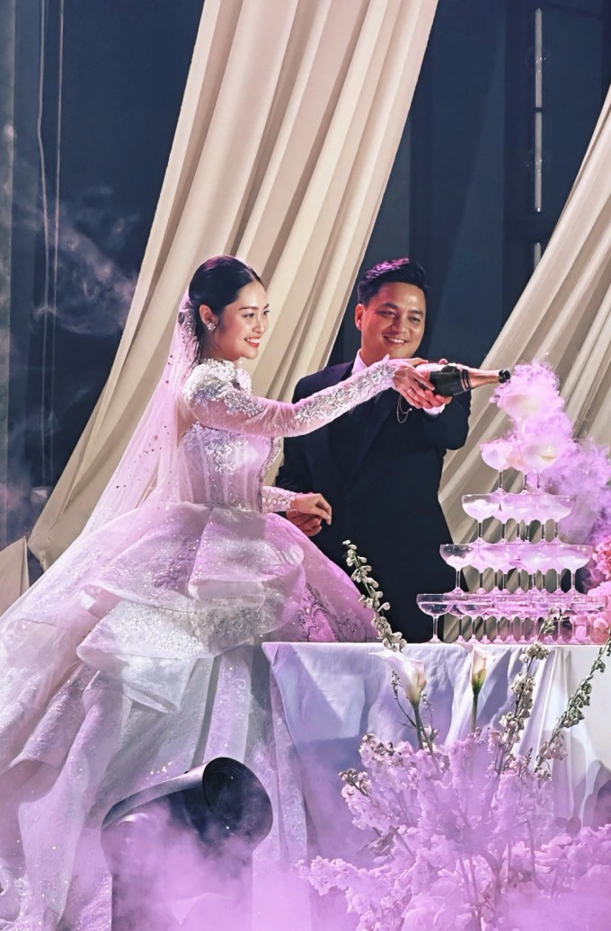 Vợ chồng Nông Thúy Hằng cắt bánh kem.