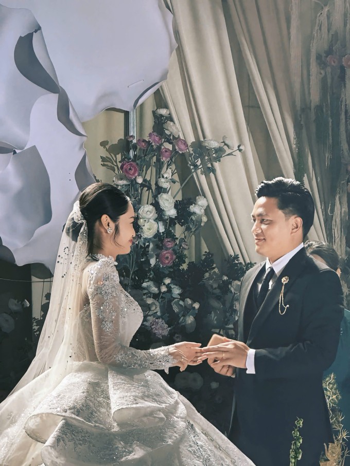 Cô dâu, chú rể trao nhẫn cưới tại lễ cưới.