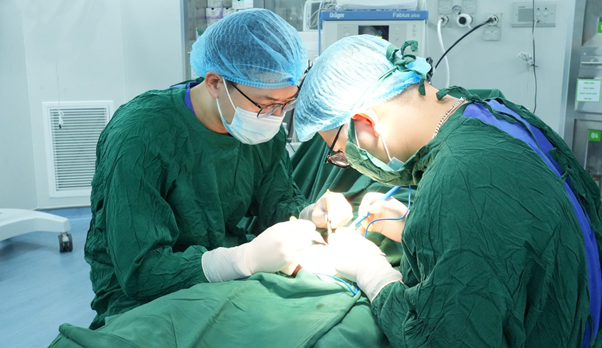 Các bác sĩ phẫu thuật cho nam bệnh nhân. Ảnh: Thanh Tâm.