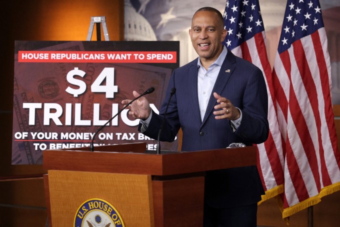 Lãnh đạo đảng Dân chủ tại Hạ viện Hakeem Jeffries họp báo phản đối OBBBA tại Washington ngày 1/7. Ảnh: AFP