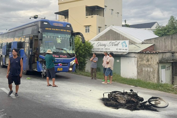 Xe máy cháy rụi sau cú tông xe khách. Ảnh: Ngọc Oanh