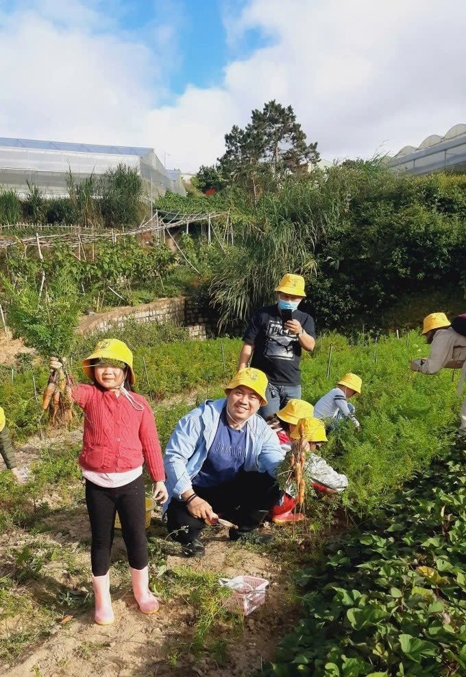 GIa đình cùng các bé tham gia thu hoạch rau củ. Ảnh Bunny Hill Farm &amp; Homestay