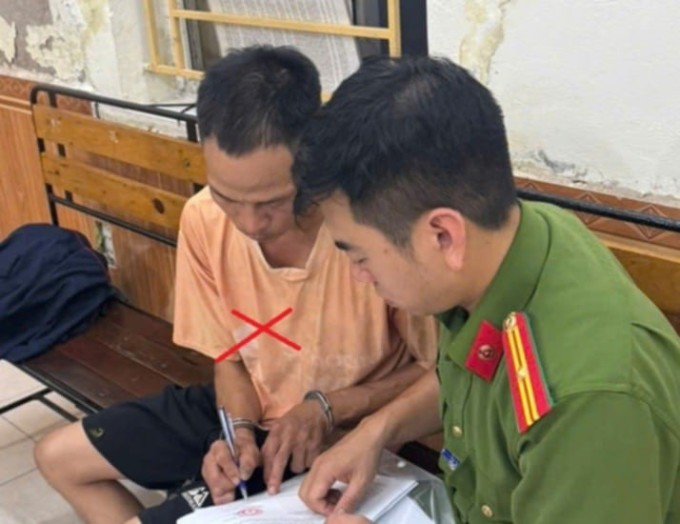 Phạm Văn Trường (trái) khi bị tạm giữ. Ảnh: Công an cung cấp Phạm Văn Trường (trái) khi bị tạm giữ. Ảnh: Công an cung cấp