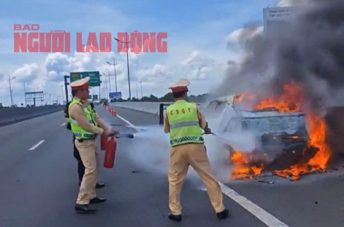 Lực lượng CSGT trên tuyến cao tốc TP HCM - Trung Lương cố gắng dập lửa