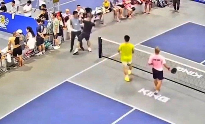 VĐV Vũ Gia C. (áo đen) hành hung trọng tài pickleball (Ảnh: Cắt từ Clip)