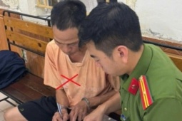 Người cha bị tạm giữ vì bạo hành con trai