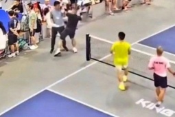 VIDEO: VĐV pickleball dùng vợt đánh thẳng vào đầu trọng tài