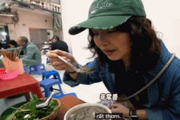 Khách nước ngoài thử món ăn sáng ở Hà Nội, ban đầu sợ, ăn lại nức nở...