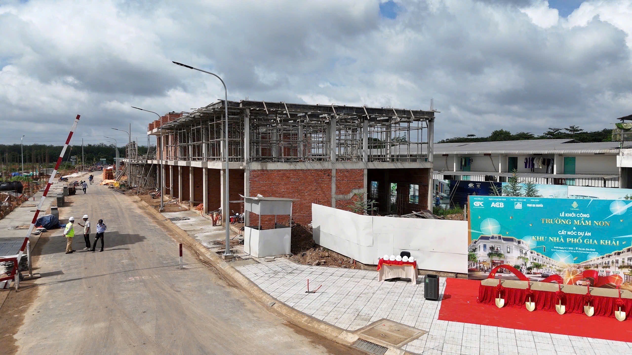 Dãy nhà phố thương mại tại Gia Khải đã bước vào giai đoạn cất nóc, sẵn sàng bàn giao nhà vào cuối năm 2025