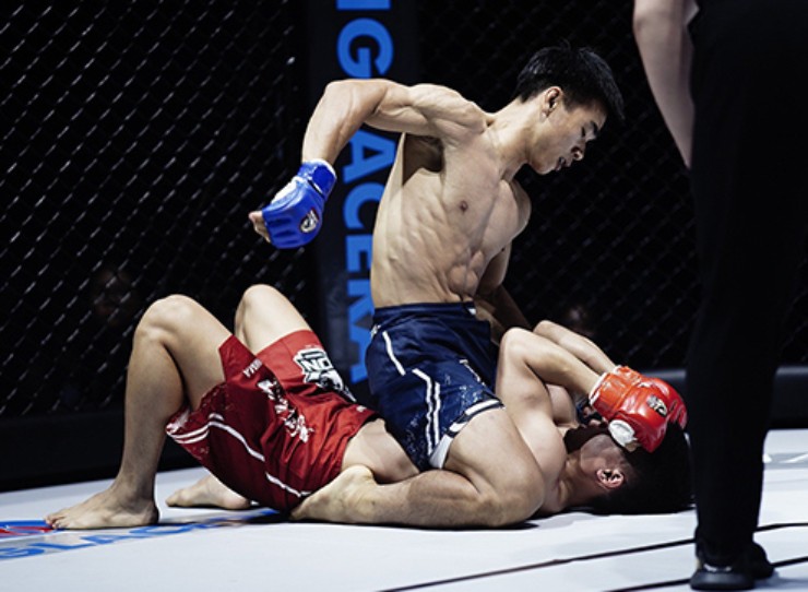 Để lấy đai của Ngọc Lượng (quần xanh) các đối thủ nên chọn cách khác thay vì đọ thể lực&nbsp;