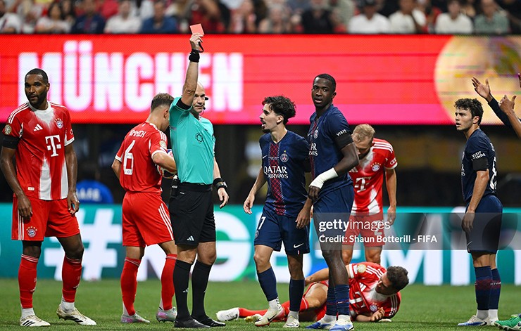 Pacho lẫn Lucas Hernandez nhận thẻ đỏ vì tình huống vào bóng thô bạo