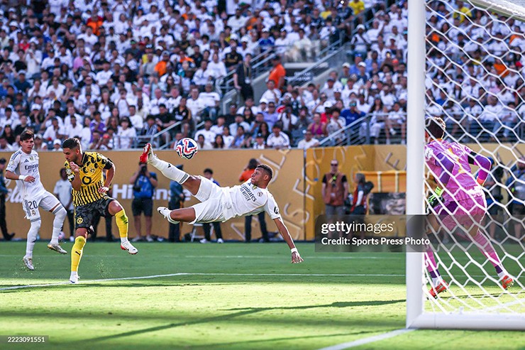 Mbappe dứt điểm ngẫu hứng giải toả áp lực cho Real Madrid
