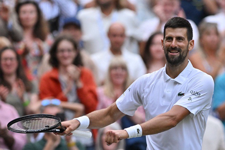 Djokovic ăn mừng chiến thắng thứ 100 tại Wimbledon