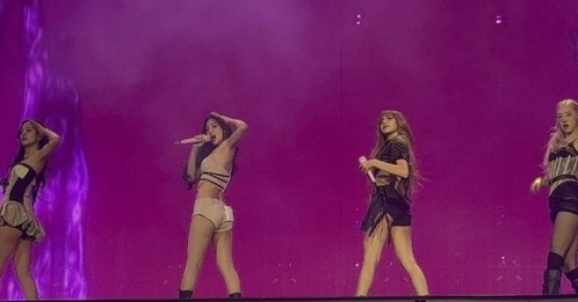 Blackpink "bùng nổ" ở concert tái xuất