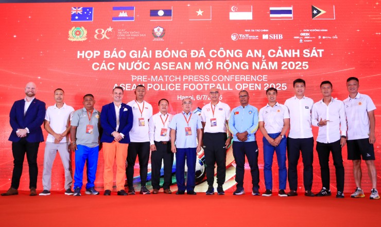 Ban huấn luyện các đội bóng hào hứng tại sự kiện diễn ra vào chiều 6/7