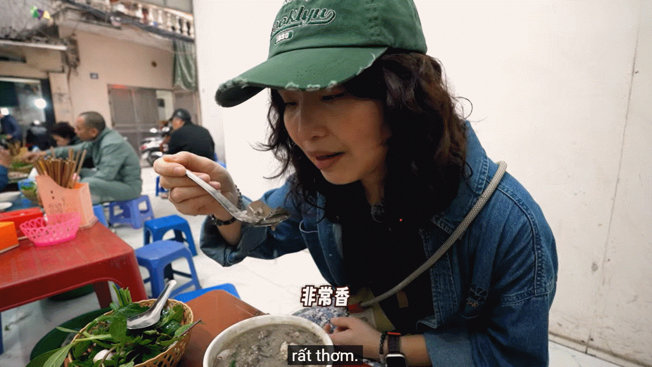 Khách nước ngoài thử món ăn sáng ở Hà Nội, ban đầu sợ, ăn lại nức nở khen ngon - 4