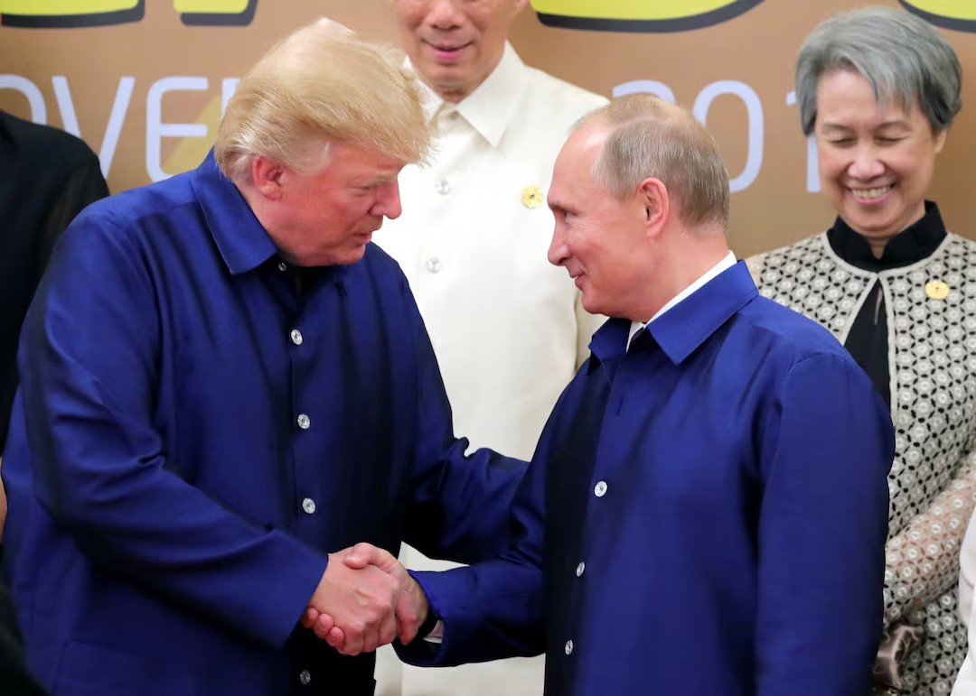 Ông Putin – ông Trump bắt tay nhau tại hội nghị thượng đỉnh APEC ở Đà Nẵng, Việt Nam năm 2017 (ảnh: Reuters)