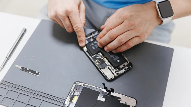 Thay pin "lô" cho iPhone có thể gây ra nhiều sự cố không mong đợi.